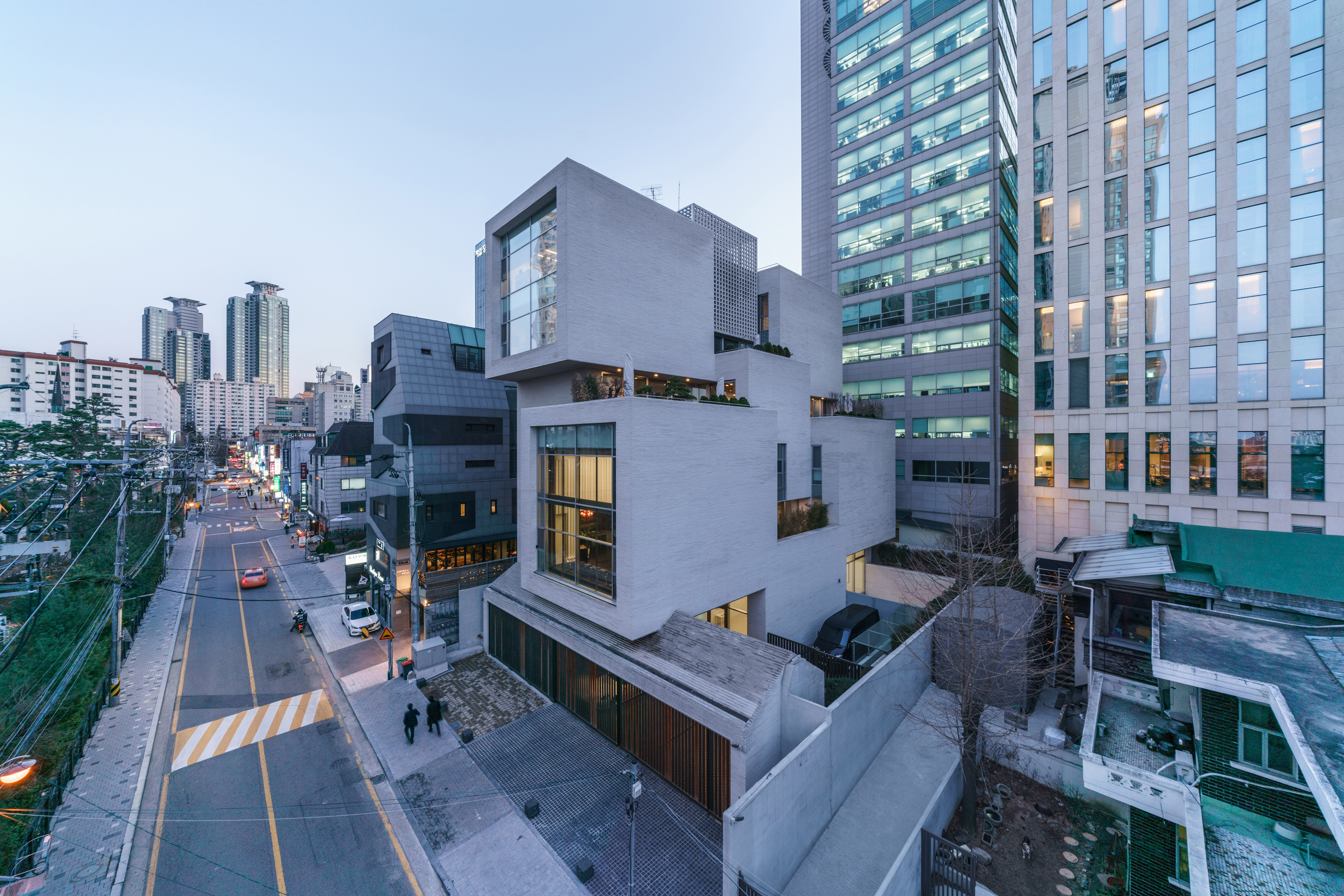 Home 4 – Kim Building